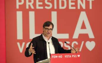 El candidato socialista, Salvador Illa, participa en un acto de campaña en Cataluña. EFE