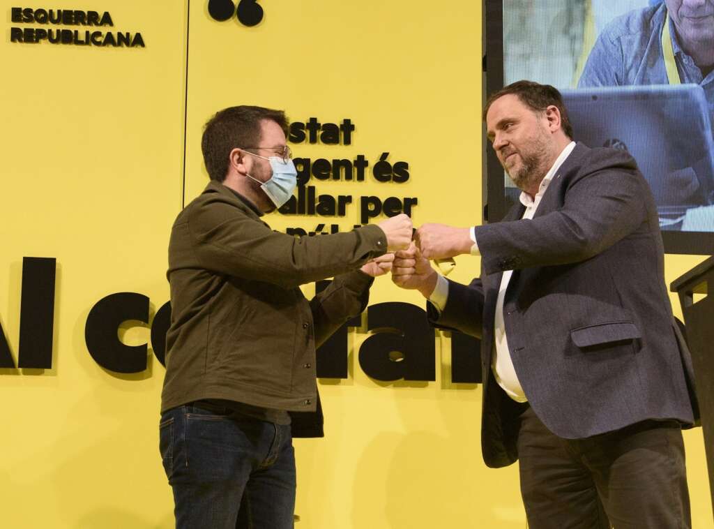 El líder de ERC, Oriol Junqueras (d), saluda al vicepresidente del Govern y candidato de ERC, Pere Aragonès, durante el acto electoral que la formación republicana celebra hoy jueves en el pabellón de Els Magraners de Lleida. EFE/Ramón Gabriel