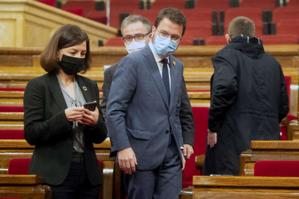 El vicepresidente en funciones del Govern y candidato de ERC a presidente de la Generalitat, Pere Aragonès, junto a la diputada del PSC, Eva Granados, durante la sesión de la Diputación Permanente del Parlament, el 24 de febrero de 2021 | EFE/MP