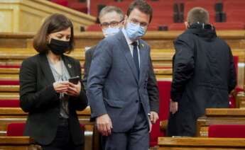 El vicepresidente en funciones del Govern y candidato de ERC a presidente de la Generalitat, Pere Aragonès, junto a la diputada del PSC, Eva Granados, durante la sesión de la Diputación Permanente del Parlament, el 24 de febrero de 2021 | EFE/MP