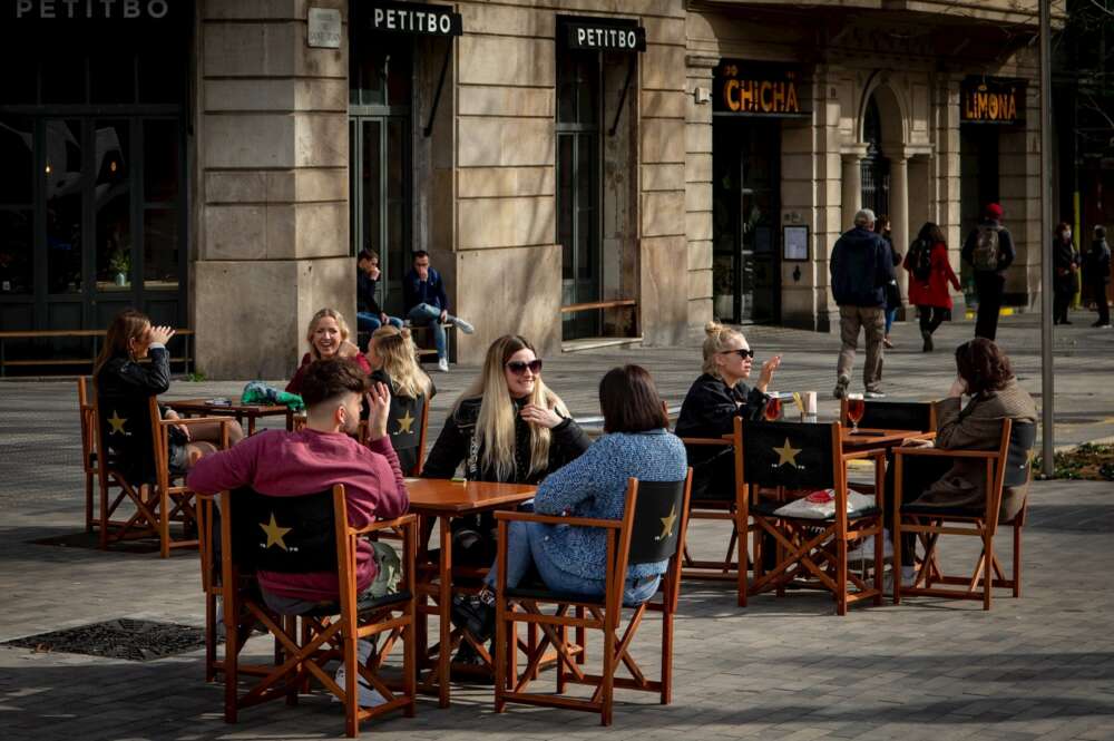 Aspecto de una terraza de un bar en el centro de Barcelona. EFE/Enric Fontcuberta/Archivo