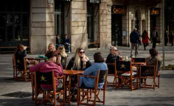 Aspecto de una terraza de un bar en el centro de Barcelona. EFE/Enric Fontcuberta/Archivo