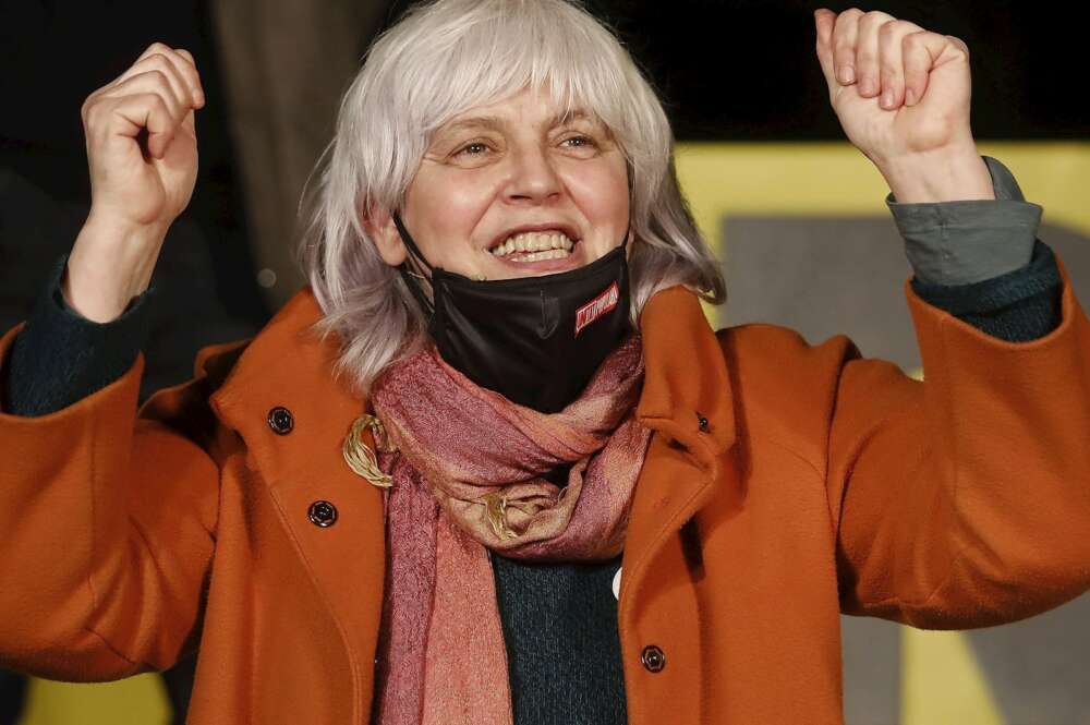 La candidata de la CUP a la presidencia de la Generalitat, Dolors Sabater, durante el acto final de campaña de las elecciones catalanas del 14F que su partido celebra este viernes en Barcelona. EFE/Andreu Dalmau