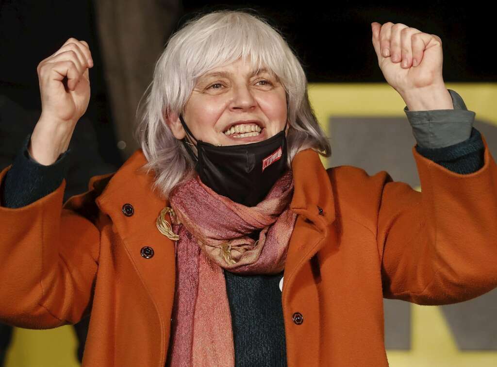 La candidata de la CUP a la presidencia de la Generalitat, Dolors Sabater, durante el acto final de campaña de las elecciones catalanas del 14F que su partido celebra este viernes en Barcelona. EFE/Andreu Dalmau