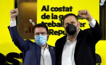 El candidato de ERC a la presidenta de la Generalitat, Pere Aragonès, junto al líder del partido, Oriol Junqueras, en la noche electoral de Esquerra Republicana / EFE