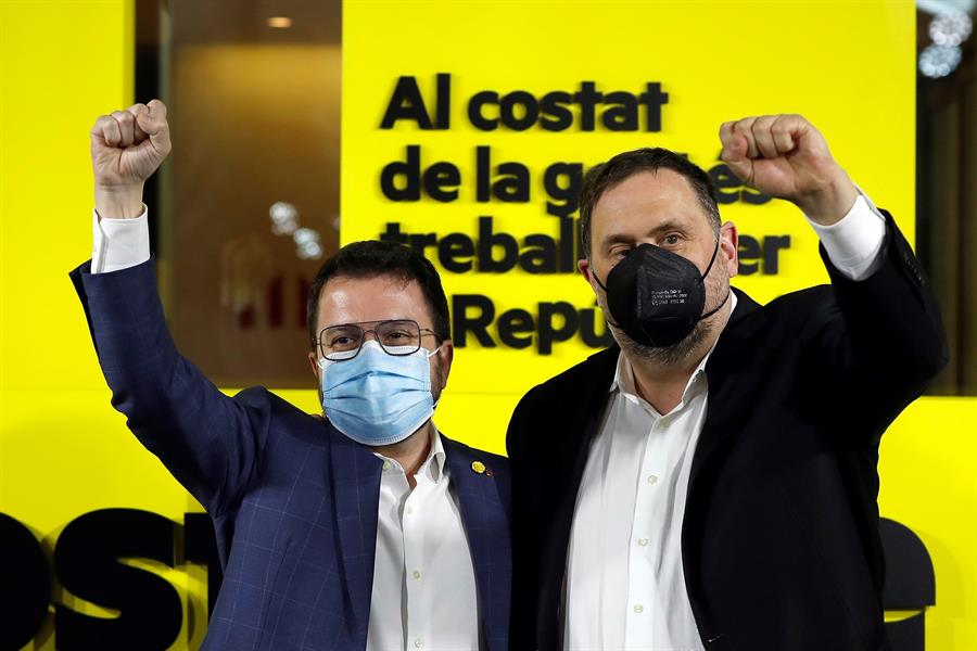 El candidato de ERC a la presidenta de la Generalitat, Pere Aragonès, junto al líder del partido, Oriol Junqueras, en la noche electoral de Esquerra Republicana / EFE