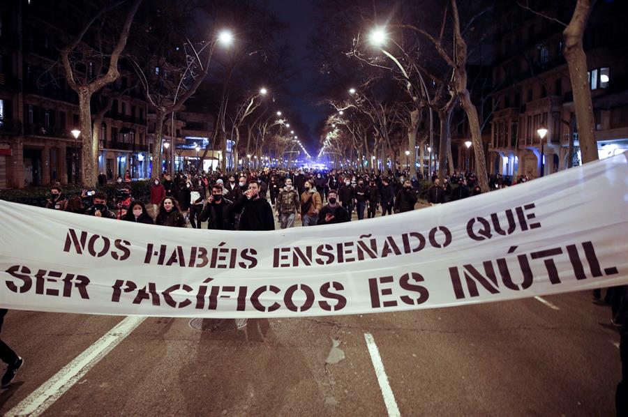 Varios centenares de personas, congregadas en el exterior de la estación de Sants de Barcelona para participar en una nueva manifestación por la libertad de Pablo Hasel