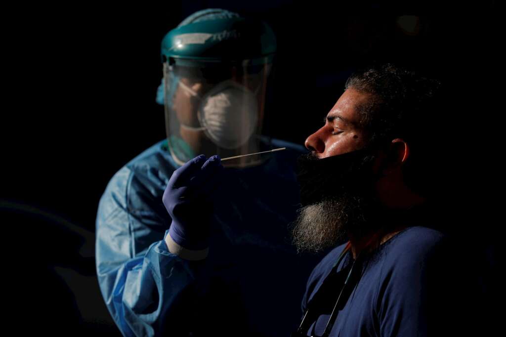 Un hombre se realiza una prueba de hisopado para detectar COVID-19 en un puesto express en ciudad de Panamá (Panamá). EFE/Bienvenido Velasco/Archivo