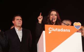 El entonces líder de Ciudadanos, Albert Rivera, escucha a la candidata ganadora de las elecciones catalanas del 21-D durante la celebración de la victoria electoral, el 21 de diciembre de 2017 en Barcelona | EFE/JE/Archivo