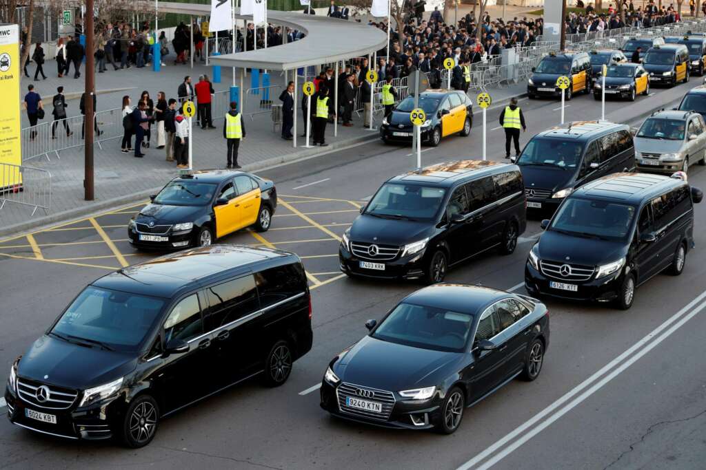 Conductores de taxi esperan para trasladar a los pasajeros del Congreso Mundial de Móviles de 2019 en pleno debate por el uso de Uber. EFE