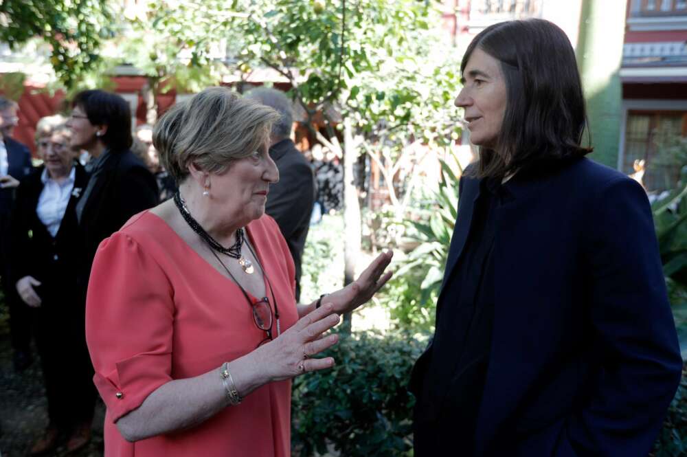 Las oncólogas María Blasco (d) y Ana Lluch (i), conversan tras el homenaje a la investigadora Margarita Salas.EFE/Kai Försterling