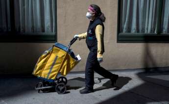 Una trabajadora de Correos en abril de 2020 en Ourense. EFE