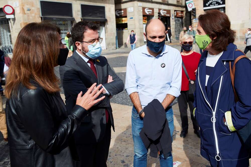 La presidenta de la ANC, Elisenda Paluzie (derecha), departe con la portavoz del Govern, Meritxell Budó (JxCat), el vicepresidente catalán Pere Aragonès (ERC) y el vicepresidente de Òmnium, Marcel Mauri, durante una manifestación independentista en Barcelona, el 28 de octubre de 2020 | EFE/AG/Archivo