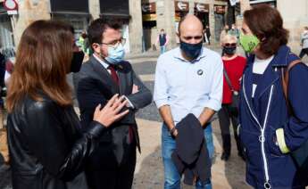 La presidenta de la ANC, Elisenda Paluzie (derecha), departe con la portavoz del Govern, Meritxell Budó (JxCat), el vicepresidente catalán Pere Aragonès (ERC) y el vicepresidente de Òmnium, Marcel Mauri, durante una manifestación independentista en Barcelona, el 28 de octubre de 2020 | EFE/AG/Archivo