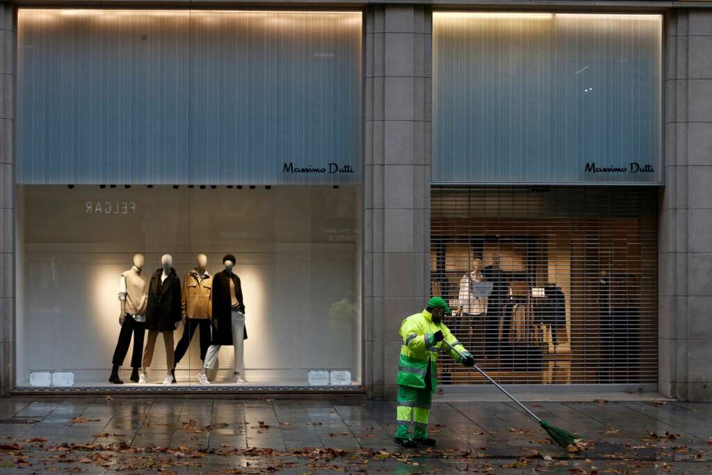 Aspecto de la la céntrica calle comercial del Portal del Ángel de Barcelona en el primer fin de semana de las rebajas de enero, marcado por las restricciones sanitarias y el temporal. EFE/Quique García