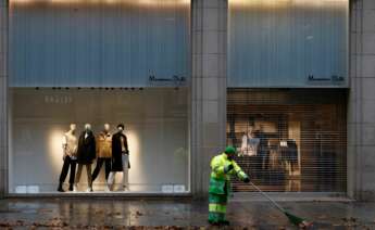 Aspecto de la la céntrica calle comercial del Portal del Ángel de Barcelona en el primer fin de semana de las rebajas de enero, marcado por las restricciones sanitarias y el temporal. EFE/Quique García