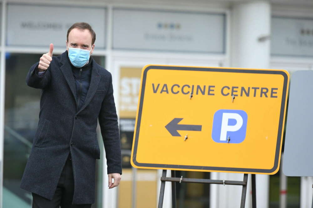 El ministro de Sanidad de Reino Unido, Matt Hancock, levanta el pulgar a su al centro de vacunación instalado en el Hipódromo de Epsom, en Surrey. EFE