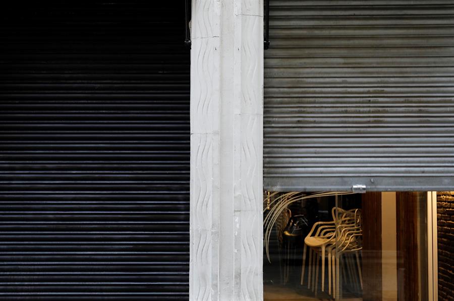 Sillas vacías en un restaurante de Valencia afectado por las restricciones del coronavirus. EFE/Ana Escobar