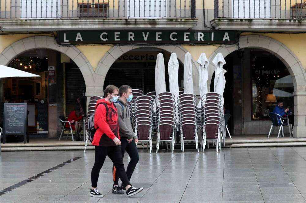 Aspecto de las terrazas de los bares cerradas en el centro de Avilés por las restricciones del coronavirus. EFE/J.L.Cereijido