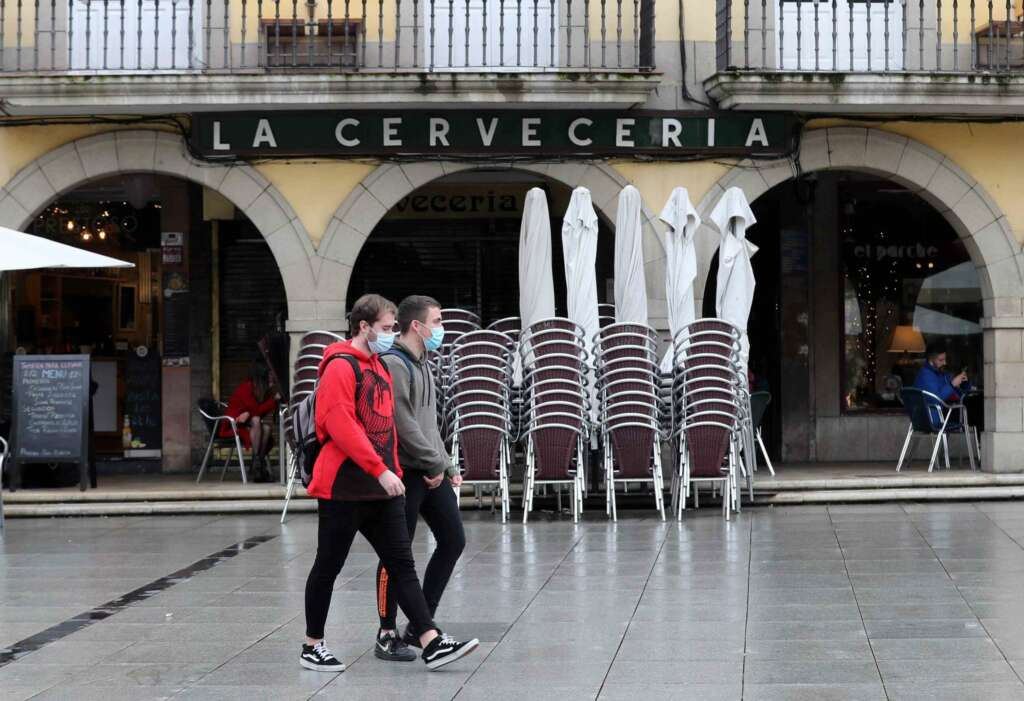 Aspecto de las terrazas de los bares cerradas en el centro de Avilés por las restricciones del coronavirus. EFE/J.L.Cereijido