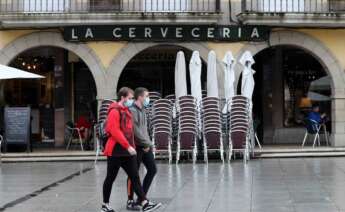 Aspecto de las terrazas de los bares cerradas en el centro de Avilés por las restricciones del coronavirus. EFE/J.L.Cereijido