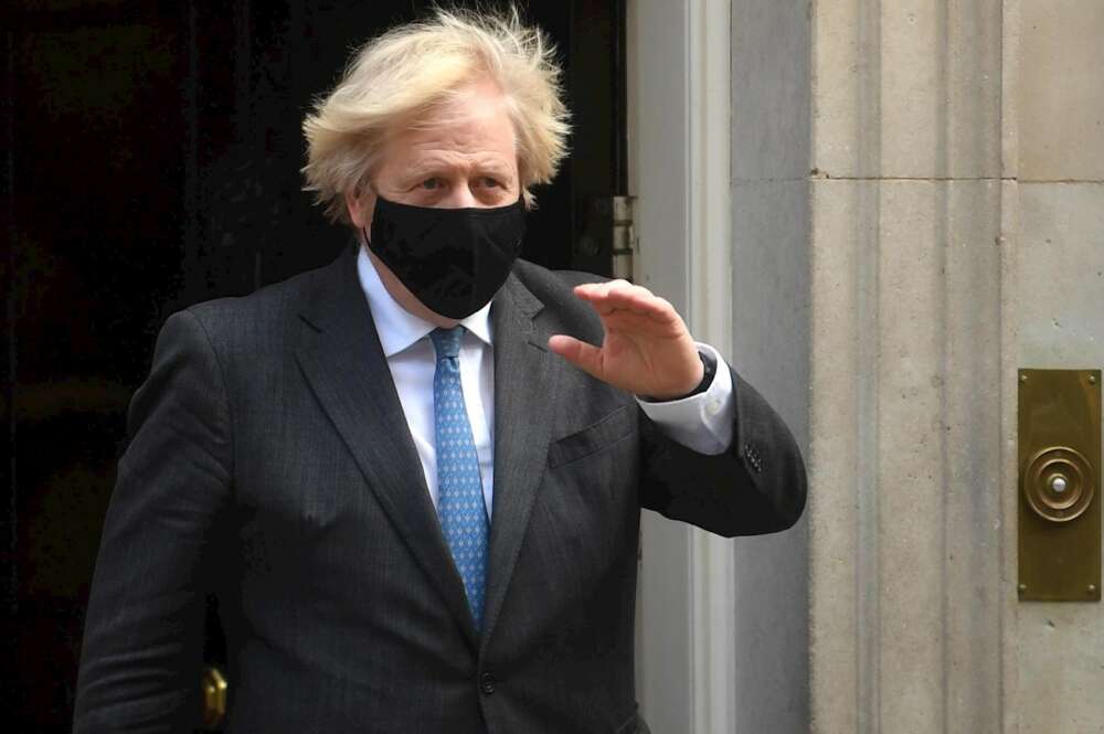 El primer ministro británico, Boris Johnson, sale de su residencia oficial en Downing Street. EFE