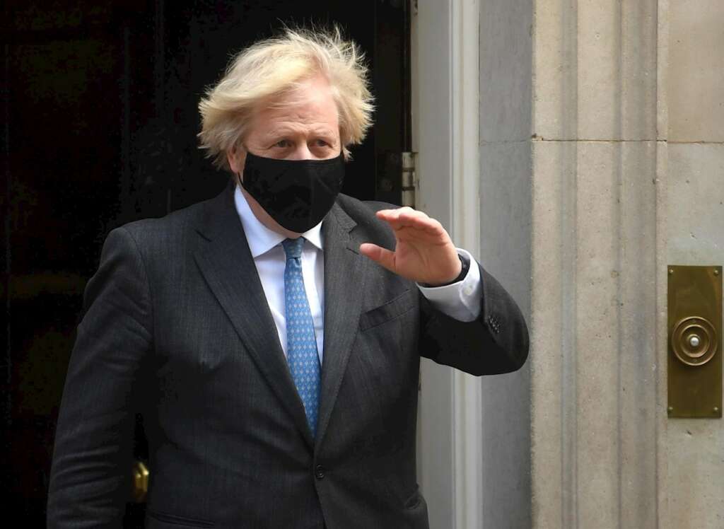 El primer ministro británico, Boris Johnson, sale de su residencia oficial en Downing Street. EFE