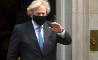 El primer ministro británico, Boris Johnson, sale de su residencia oficial en Downing Street. EFE
