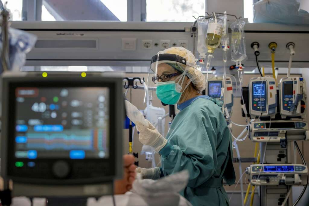 Una profesional sanitaria trabaja en la UCI del Hospital Vall d'Hebron de Barcelona. EFE/Alberto Estévez/Archivo