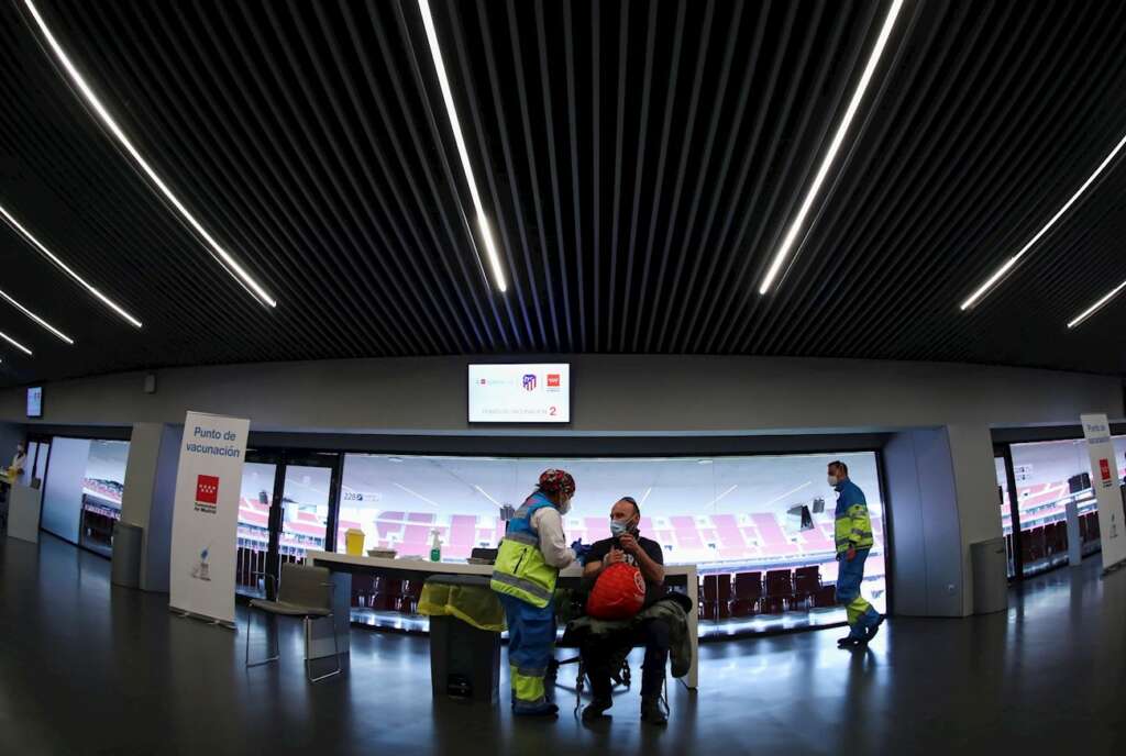 Personal del Summa 112 participa de la vacunación de policías locales y efectivos de los cuerpos de Emergencias en el estadio Wanda Metropolitano de Madrid. EFE/David Fernández