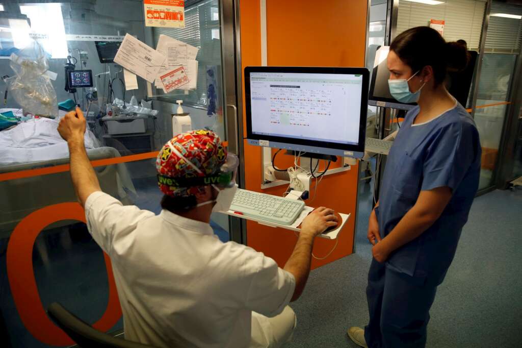 Profesionales sanitarios trabajan en una de las UCI del Hospital Clínic de Barcelona . EFE/Toni Albir/Archivo