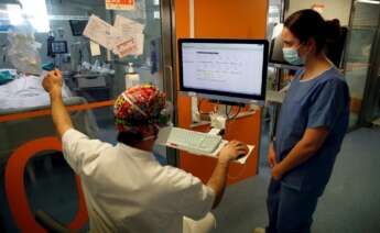 Profesionales sanitarios trabajan en una de las UCI del Hospital Clínic de Barcelona . EFE/Toni Albir/Archivo