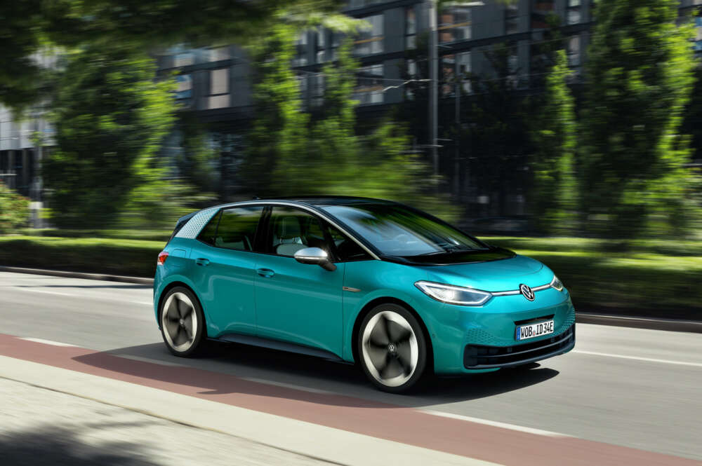 Coche Volkswagen en movimiento, competidor de Tesla