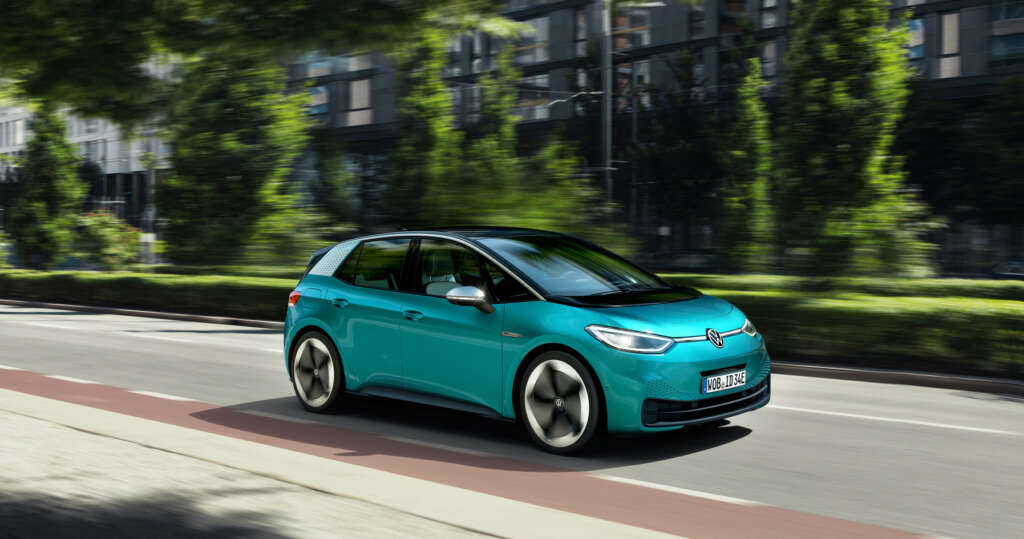 Coche Volkswagen en movimiento, competidor de Tesla