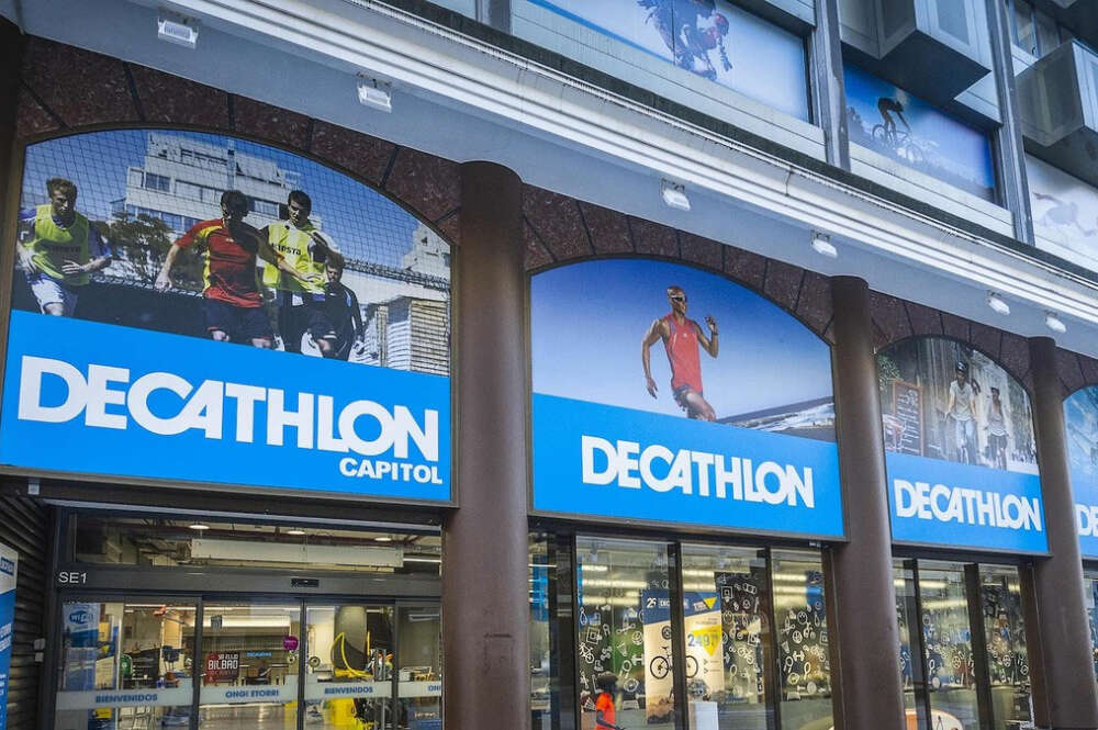 La entrada de una tienda de Decathlon