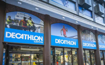 La entrada de una tienda de Decathlon