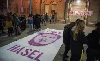 Varias personas en el edificio del rectorado de la Universidad de Lleida, este lunes. El rapero Pablo Hasél se ha encerrado en el edificio del rectorado de la Universidad de Lleida (UdL) "para ponérselo a la policía lo más difícil posible" su previsible detención. EFE/Ramón Gabriel