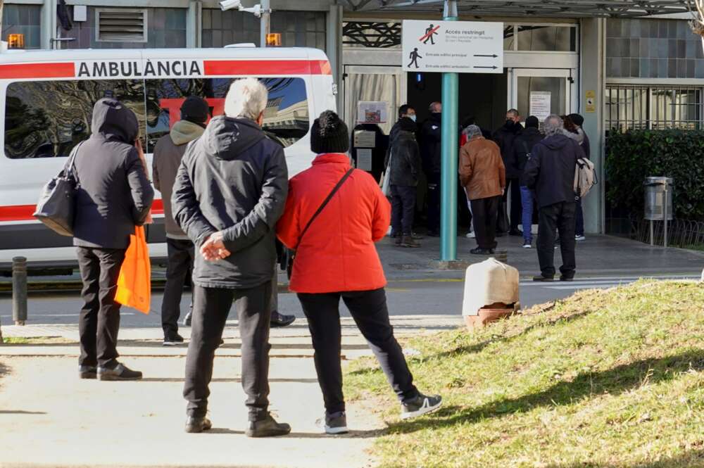 Varias personas esperan a ser atendidas en el Hospital Duran i Reynals en Barcelona. EFE/Alejandro García/Archivo