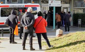 Varias personas esperan a ser atendidas en el Hospital Duran i Reynals en Barcelona. EFE/Alejandro García/Archivo