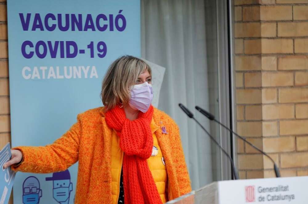 La ’consellera’ de Salud, Alba Vergés, tras la vacunación en la residencia Feixa Llarga de L’Hospitalet de Llobregat, el domingo. / EFE / ALEJANDRO GARCÍA
