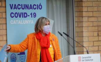 La ’consellera’ de Salud, Alba Vergés, tras la vacunación en la residencia Feixa Llarga de L’Hospitalet de Llobregat, el domingo. / EFE / ALEJANDRO GARCÍA