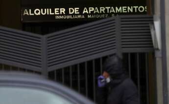 Anuncio de una empresa de alquiler de apartamentos./ EFE