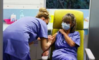 Una sanitaria en Francia recibe una dosis de vacuna contra el coronavirus de una compañera suya / EFE