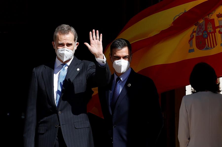 El rey Felipe VI, y el presidente del Gobierno, Pedro Sánchez, a su llegada a la ceremonia que se celebra, este martes, en el Congreso de los Diputados con motivo del 40 aniversario del 23F. EFE/Chema Moya