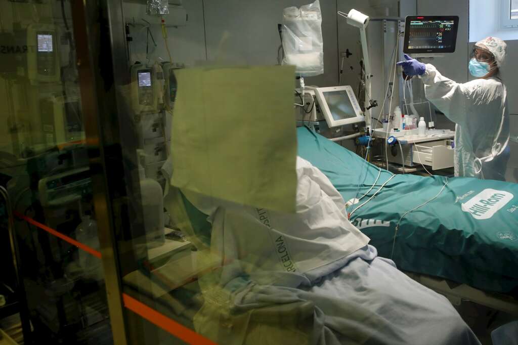 Profesionales sanitarios trabajan en una de las UCI del Hospital Clínic de Barcelona para pacientes covid. EFE/Toni Albir/Archivo