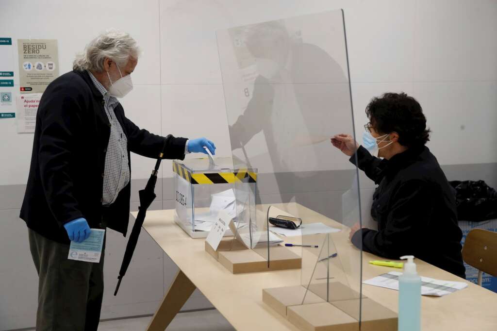 Un votante deposita su voto en un colegio electoral en la calle Balmes de Barcelona, este domingo, durante las elecciones para elegir a los 165 diputados del Parlament. EFE/Toni Albir