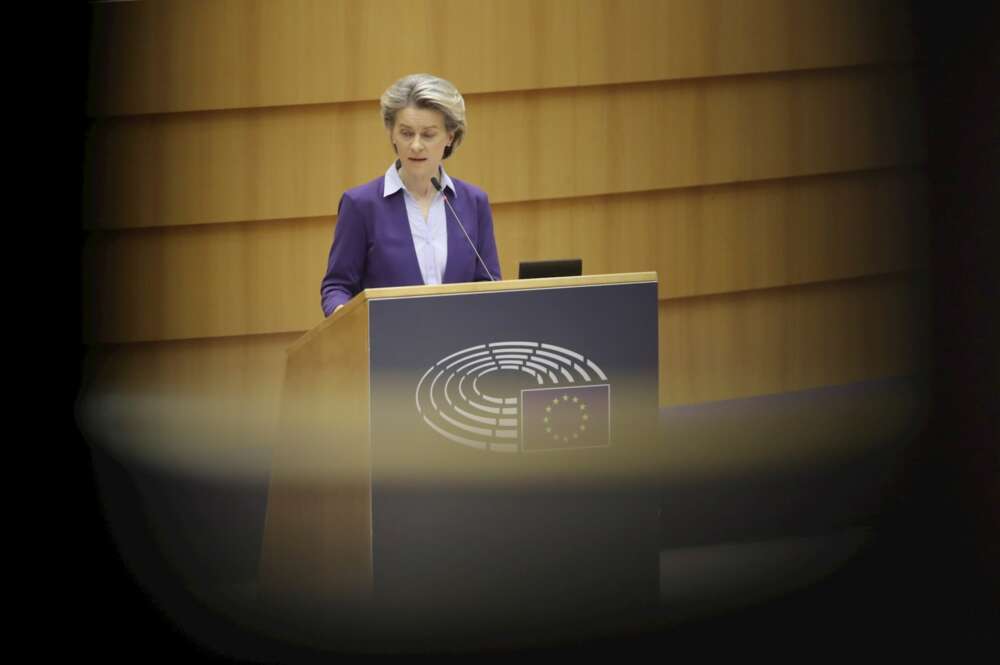 La presidenta de la Comisión Europea, Ursula Von der Leyen, da explicaciones sobre la campaña de vacunación en la Eurocámara. EFE/Olivier Hoslet