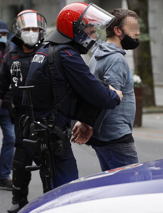 Agentes de la ertzaintza con un detenido tras los incidentes al finalizar la manifestación que ha recorrido este domingo las calles de Bilbao para reclamar la salida de prisión del rapero Pablo Hasel. EFE/ Luis Tejido