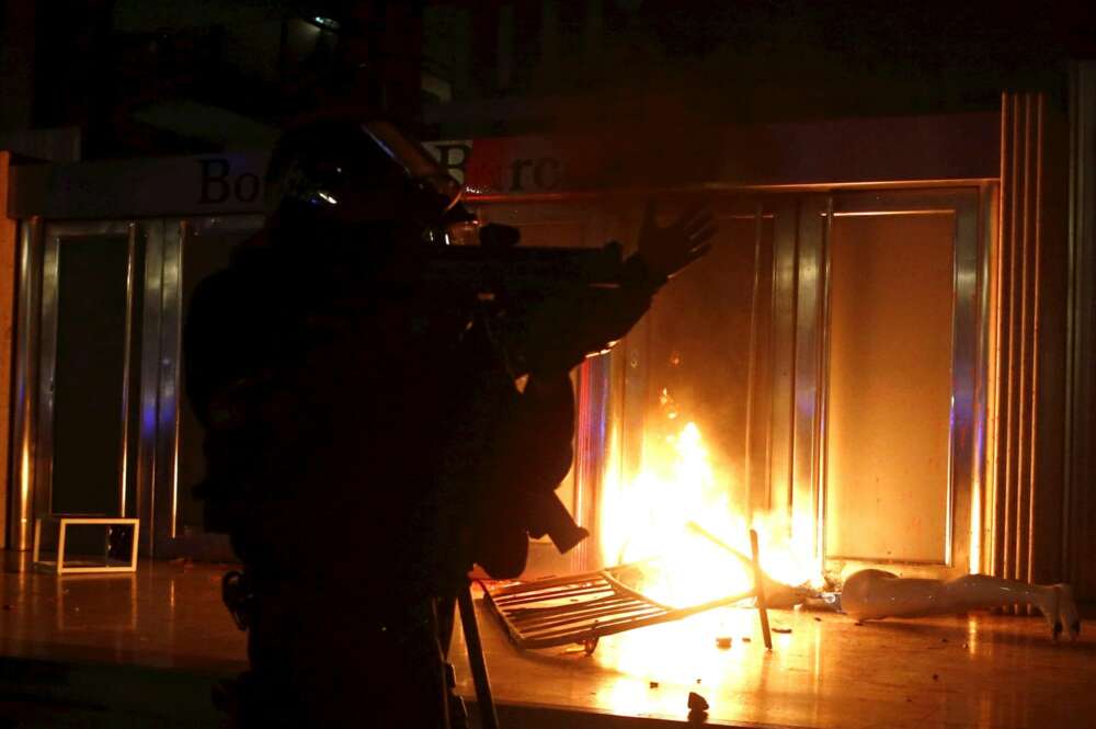 Mossos d´Esquadra en la puerta de la Borsa de Barcelona este sábado, durante las protestas por la detención del rapero Pablo Hasél. EFE/Quique García