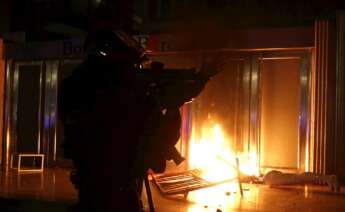 Mossos d´Esquadra en la puerta de la Borsa de Barcelona este sábado, durante las protestas por la detención del rapero Pablo Hasél. EFE/Quique García